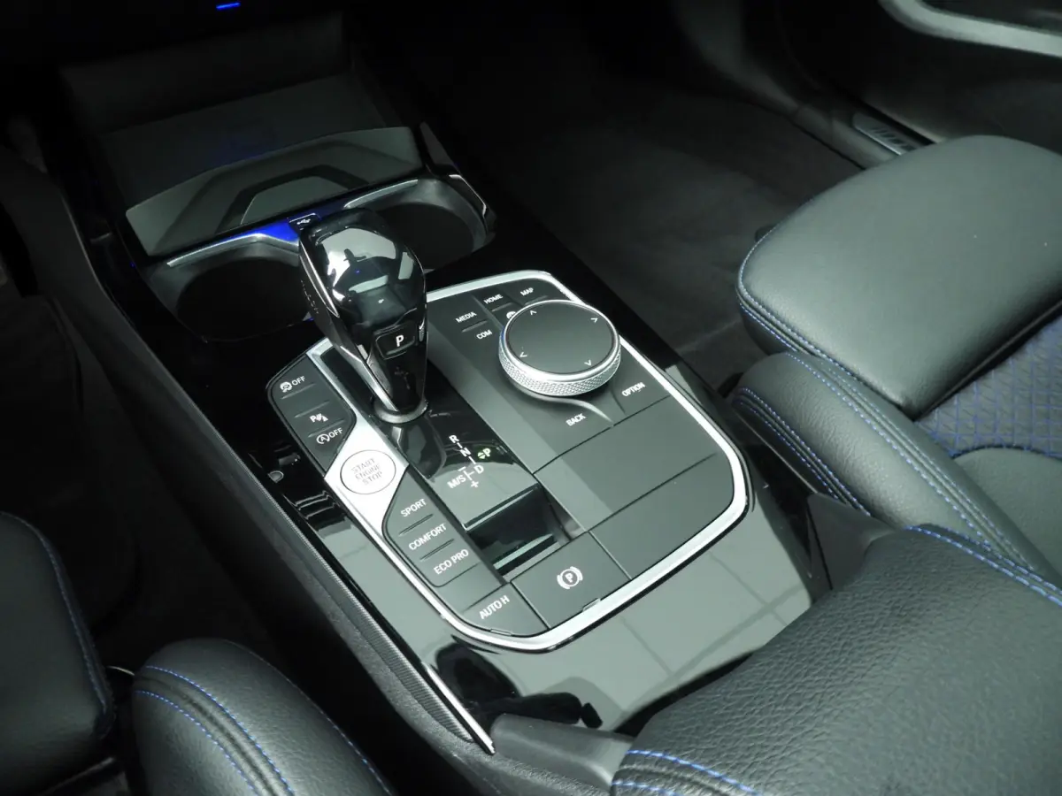 218i | M-Sportpakket | LED | HUD | Panoramadak | Stoelverwarming | DAB | Hifi speakers | Alu 18 inch
