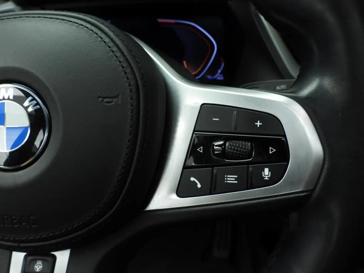 218i | M-Sportpakket | LED | HUD | Panoramadak | Stoelverwarming | DAB | Hifi speakers | Alu 18 inch
