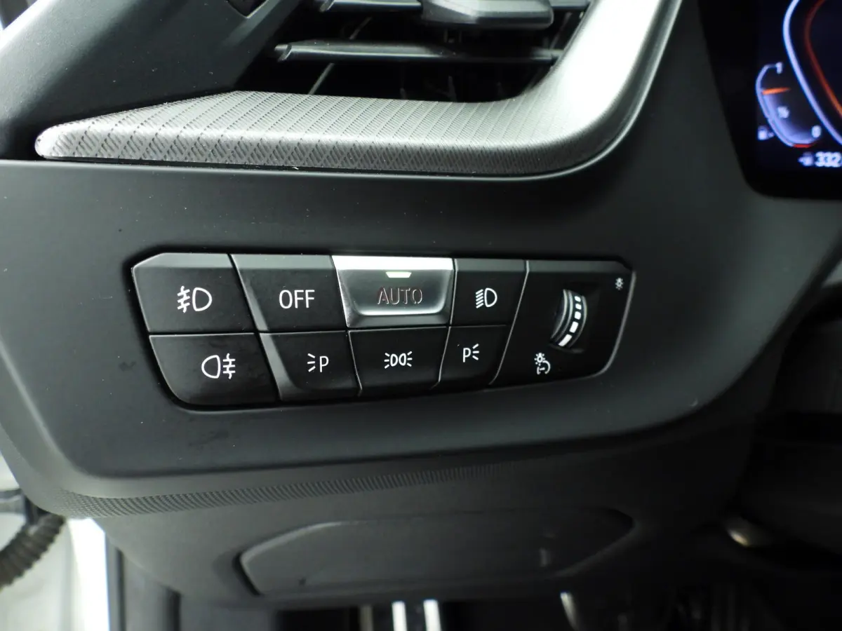 218i | M-Sportpakket | LED | HUD | Panoramadak | Stoelverwarming | DAB | Hifi speakers | Alu 18 inch