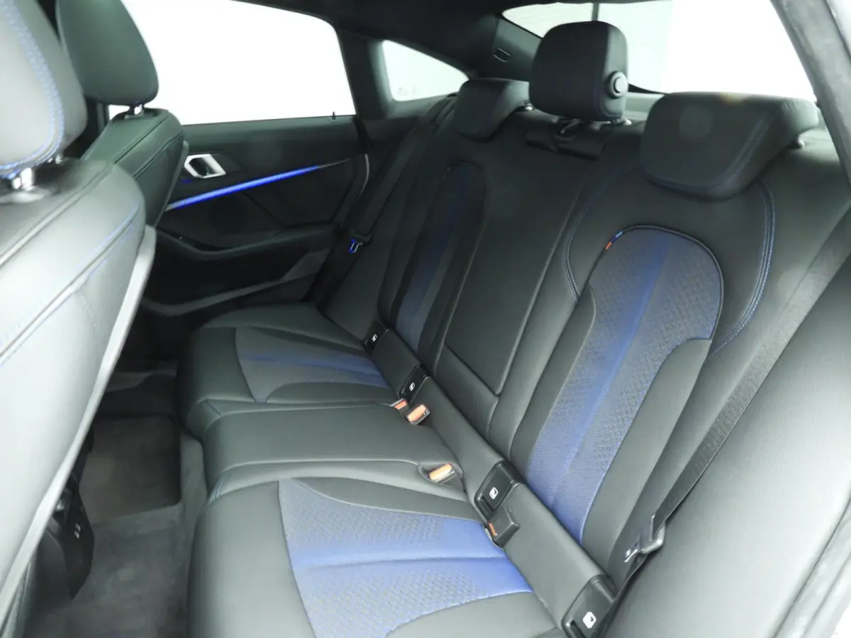 218i | M-Sportpakket | LED | HUD | Panoramadak | Stoelverwarming | DAB | Hifi speakers | Alu 18 inch