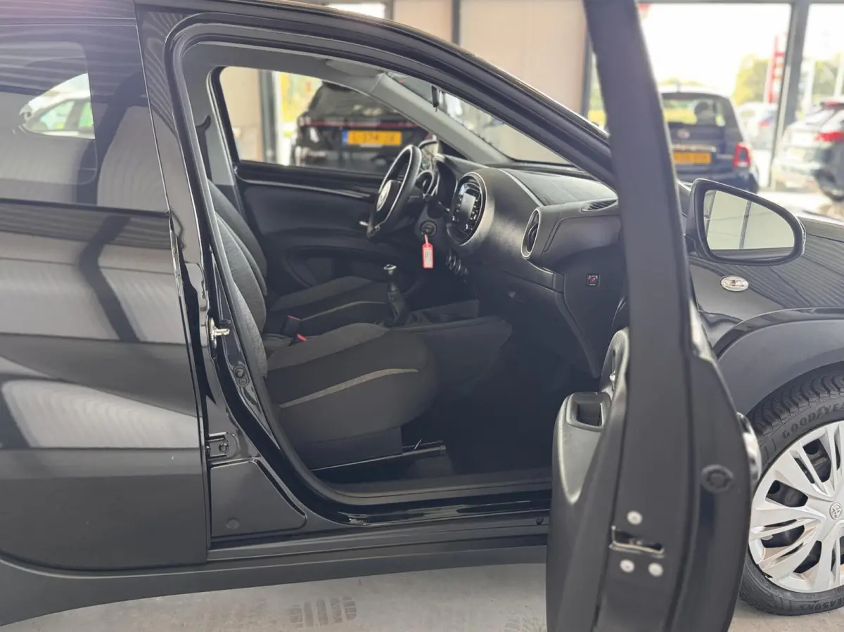 1.0 VVT-i MT Play Camera|CarPlay|Adapt.Cruise|
