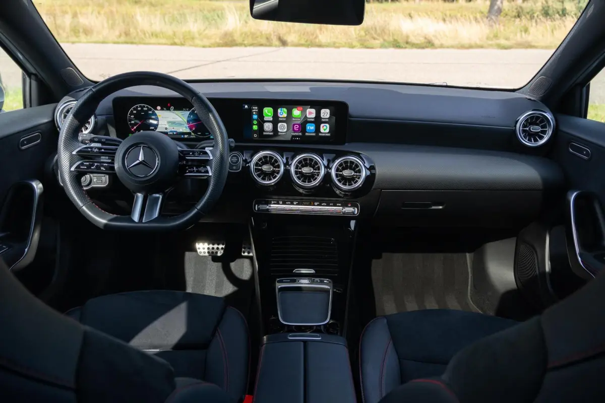 180 AMG Line|BTW|Facelift|Panoramadak|Sfeerverlichting|CarPlay|LED|Org NL NAP|1 Eig|Dealer Onderhouden