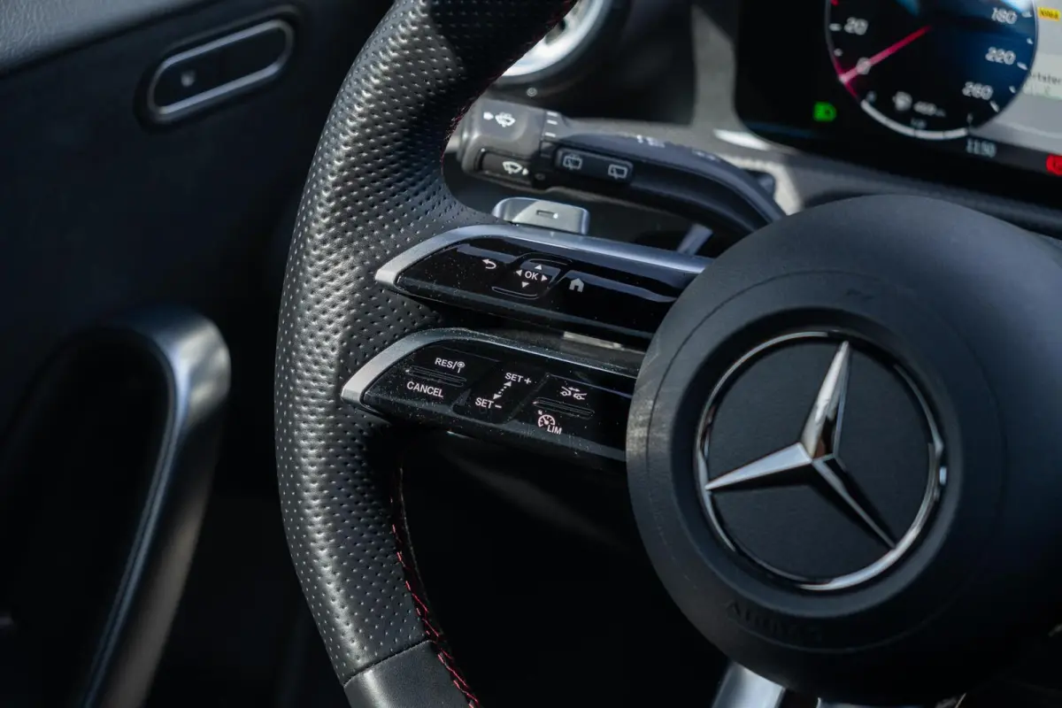 180 AMG Line|BTW|Facelift|Panoramadak|Sfeerverlichting|CarPlay|LED|Org NL NAP|1 Eig|Dealer Onderhouden