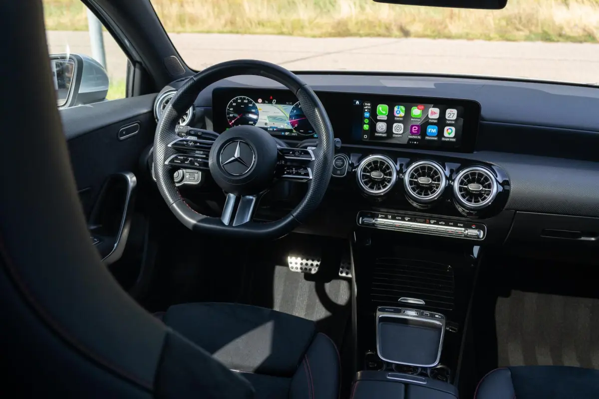 180 AMG Line|BTW|Facelift|Panoramadak|Sfeerverlichting|CarPlay|LED|Org NL NAP|1 Eig|Dealer Onderhouden