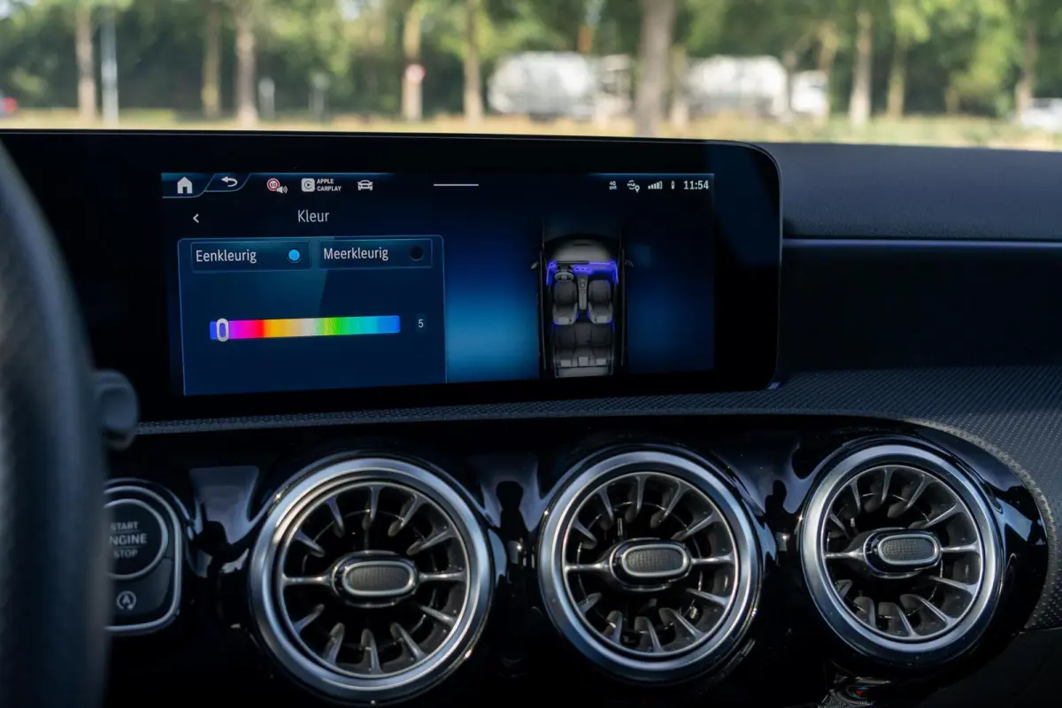 180 AMG Line|BTW|Facelift|Panoramadak|Sfeerverlichting|CarPlay|LED|Org NL NAP|1 Eig|Dealer Onderhouden