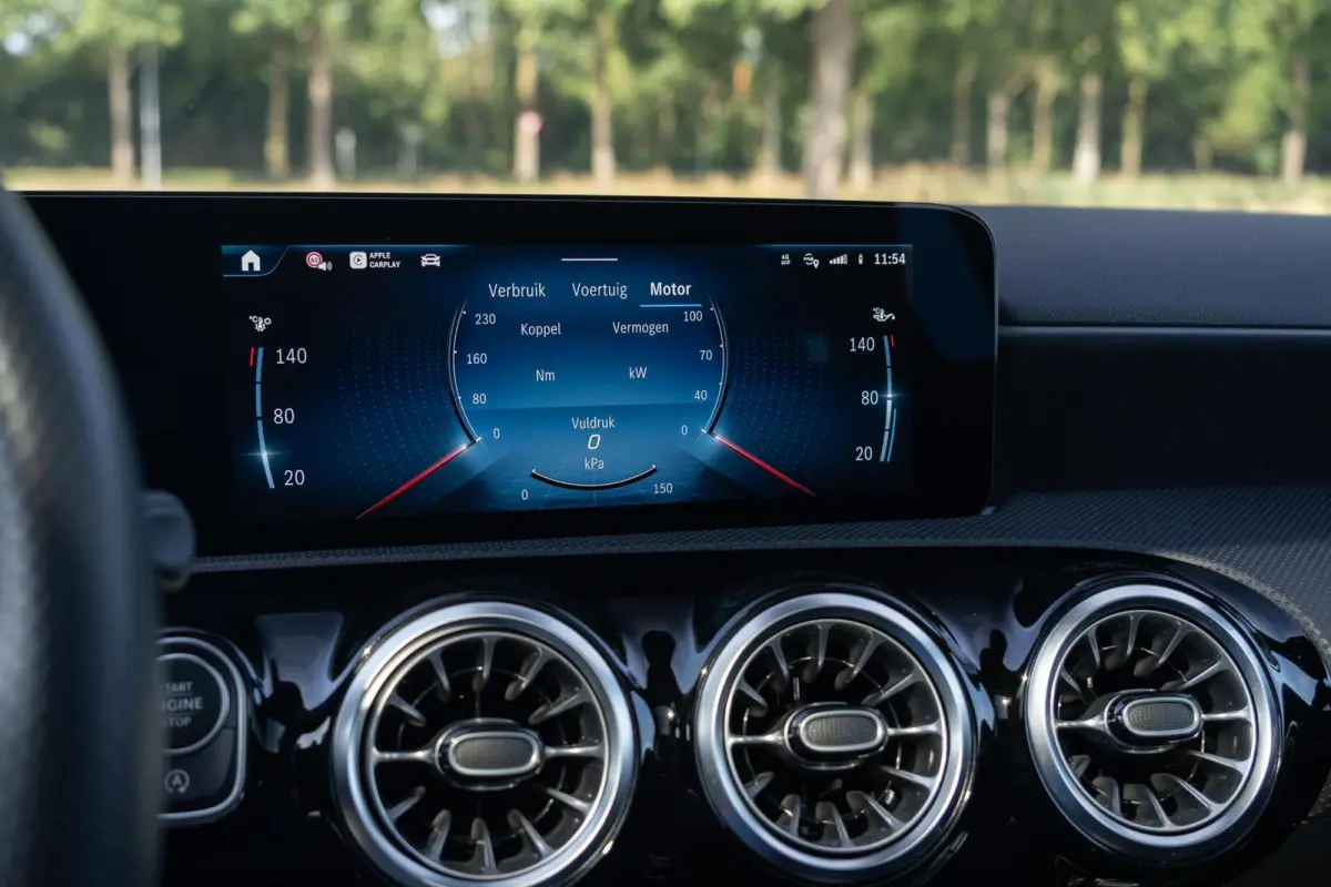 180 AMG Line|BTW|Facelift|Panoramadak|Sfeerverlichting|CarPlay|LED|Org NL NAP|1 Eig|Dealer Onderhouden