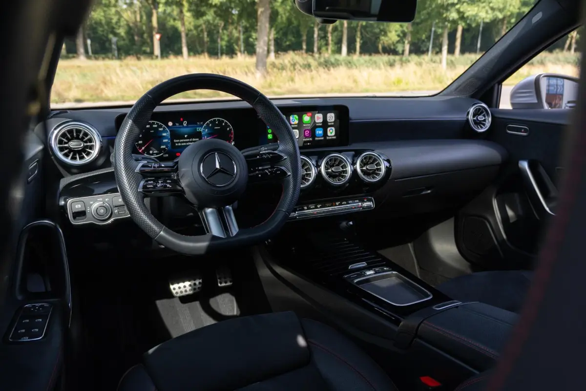 180 AMG Line|BTW|Facelift|Panoramadak|Sfeerverlichting|CarPlay|LED|Org NL NAP|1 Eig|Dealer Onderhouden