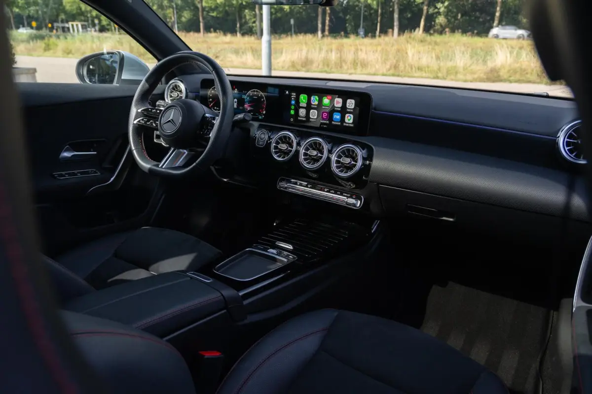 180 AMG Line|BTW|Facelift|Panoramadak|Sfeerverlichting|CarPlay|LED|Org NL NAP|1 Eig|Dealer Onderhouden