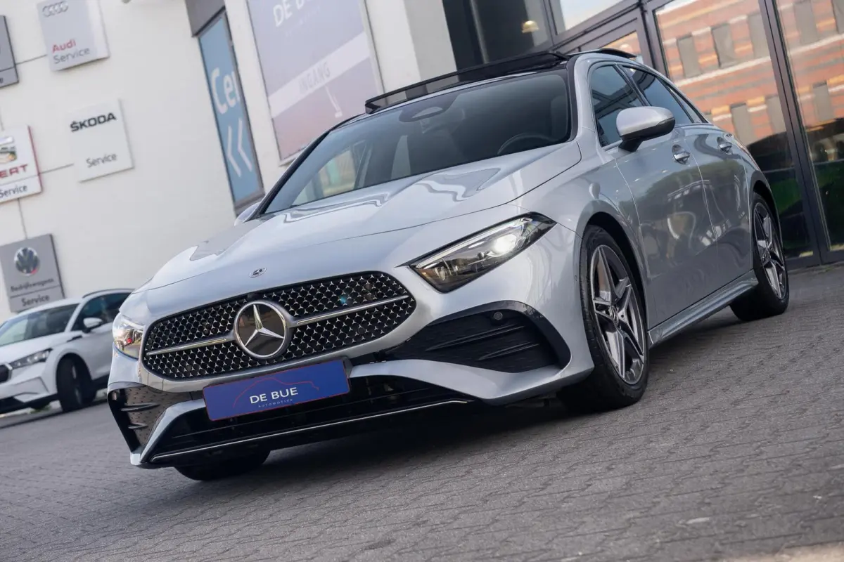 180 AMG Line|BTW|Facelift|Panoramadak|Sfeerverlichting|CarPlay|LED|Org NL NAP|1 Eig|Dealer Onderhouden