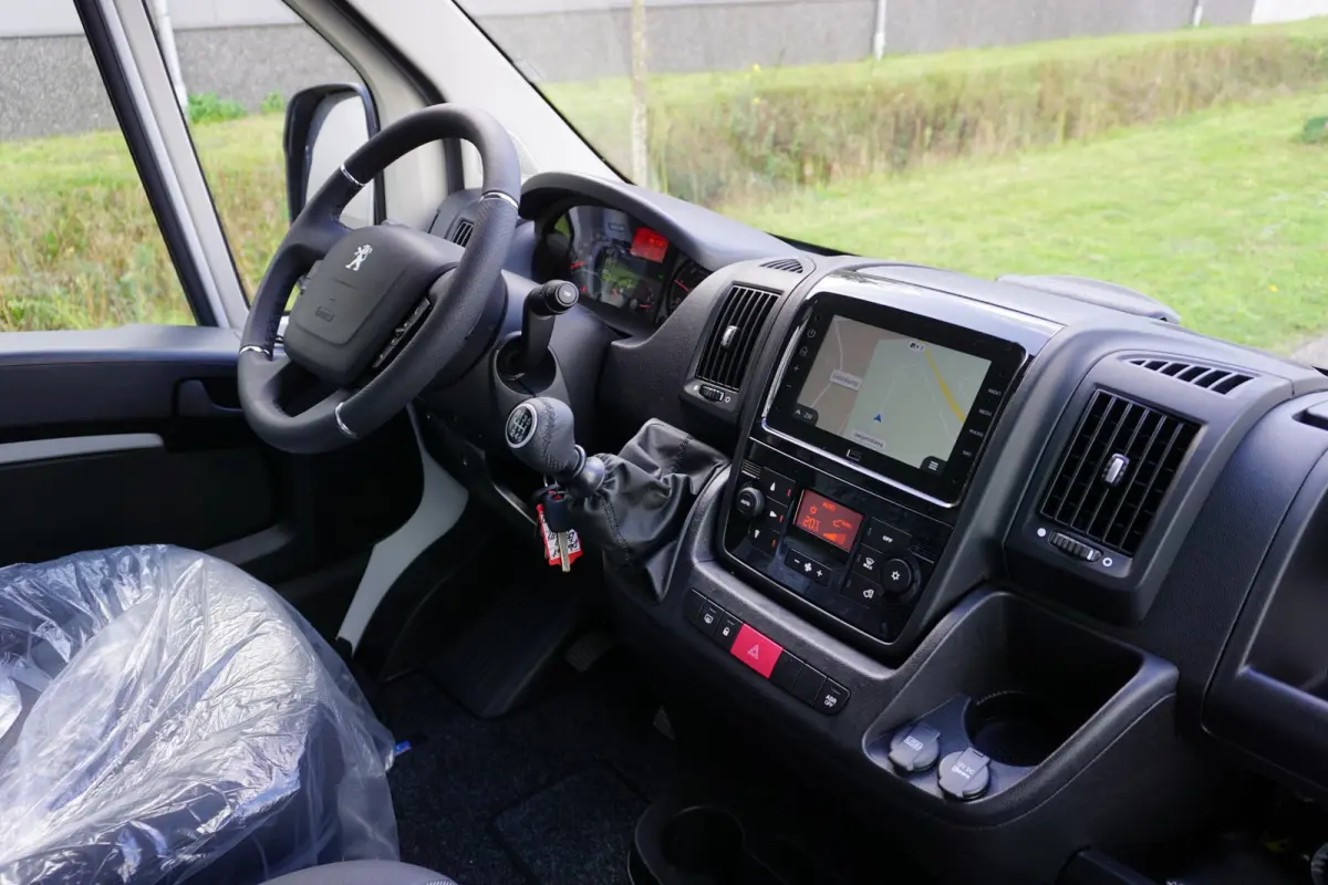 2.2 BlueHDi 140 L3H2 3.5t in Nieuwstaat |Betimmerd |BPM vrij |Trekhaak |Camera |Cruise |Navi |DEMO |EURO6D |3500 KG |Parkeersensoren |Carplay |Android auto