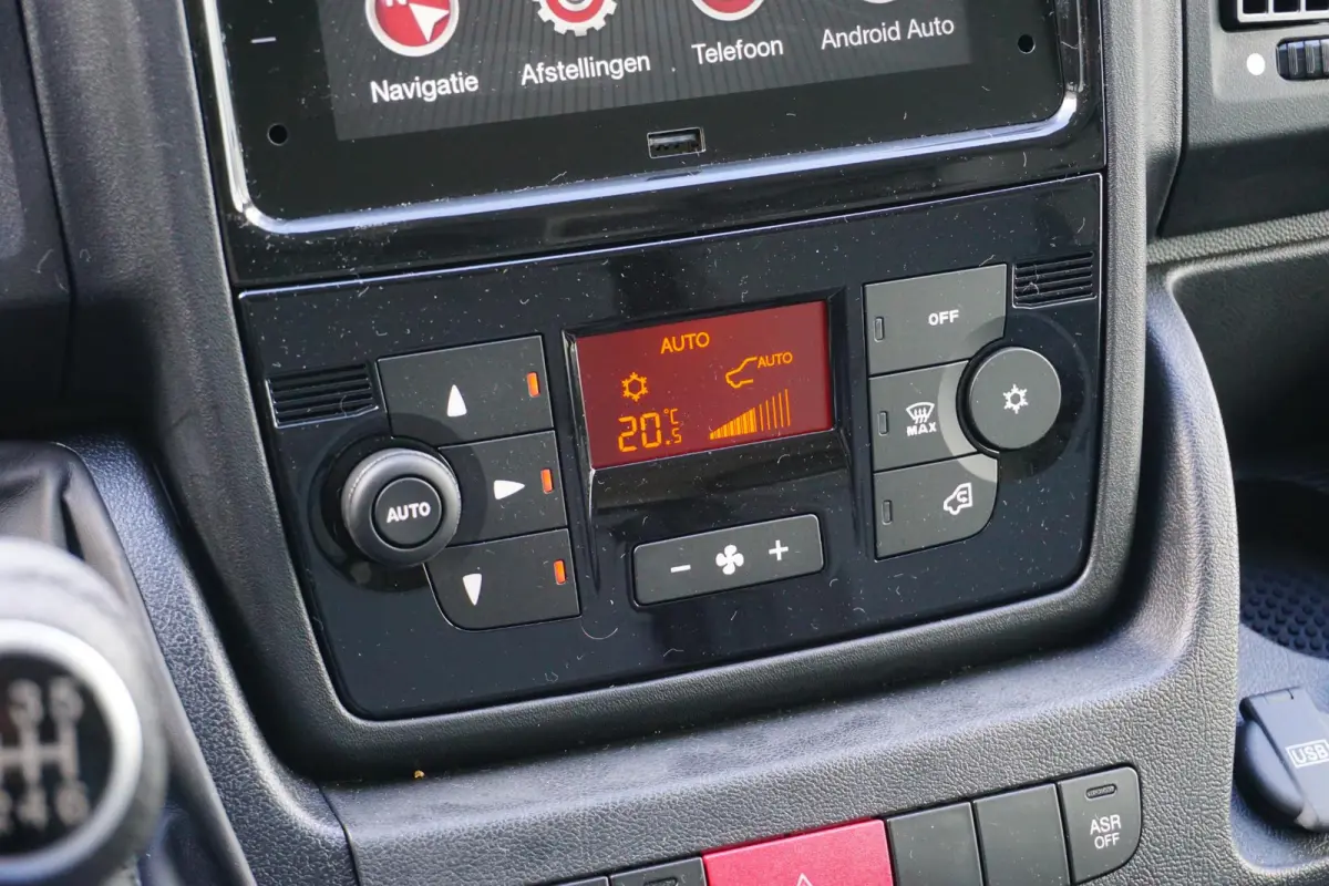 2.2 BlueHDi 140 L3H2 3.5t in Nieuwstaat |Betimmerd |BPM vrij |Trekhaak |Camera |Cruise |Navi |DEMO |EURO6D |3500 KG |Parkeersensoren |Carplay |Android auto