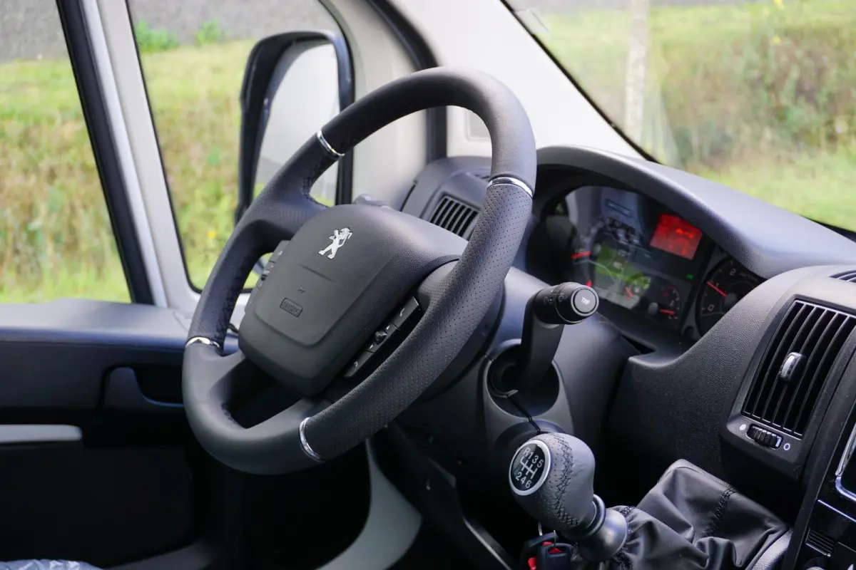 2.2 BlueHDi 140 L3H2 3.5t in Nieuwstaat |Betimmerd |BPM vrij |Trekhaak |Camera |Cruise |Navi |DEMO |EURO6D |3500 KG |Parkeersensoren |Carplay |Android auto