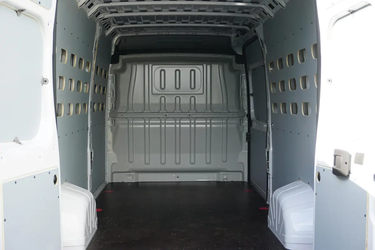 2.2 BlueHDi 140 L3H2 3.5t in Nieuwstaat |Betimmerd |BPM vrij |Trekhaak |Camera |Cruise |Navi |DEMO |EURO6D |3500 KG |Parkeersensoren |Carplay |Android auto