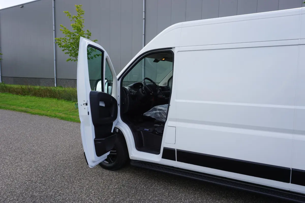 2.2 BlueHDi 140 L3H2 3.5t in Nieuwstaat |Betimmerd |BPM vrij |Trekhaak |Camera |Cruise |Navi |DEMO |EURO6D |3500 KG |Parkeersensoren |Carplay |Android auto