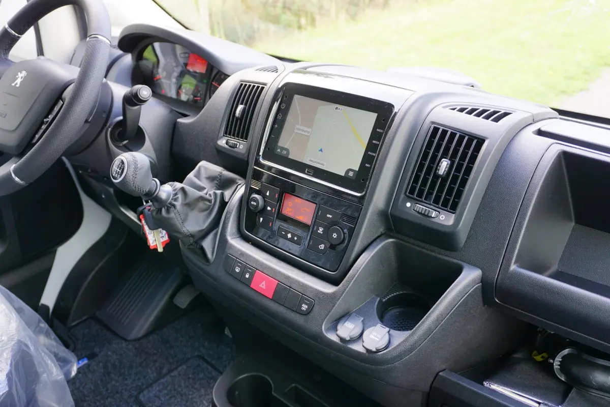 2.2 BlueHDi 140 L3H2 3.5t in Nieuwstaat |Betimmerd |BPM vrij |Trekhaak |Camera |Cruise |Navi |DEMO |EURO6D |3500 KG |Parkeersensoren |Carplay |Android auto