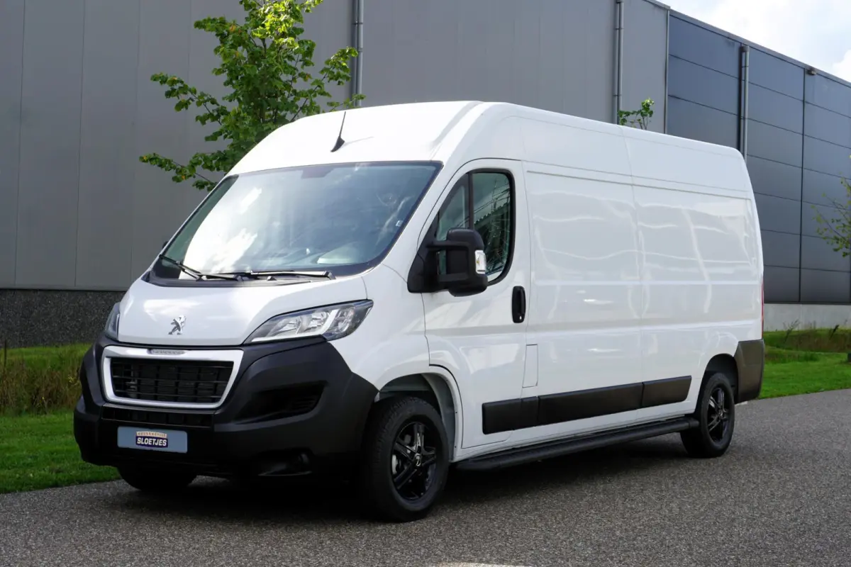 2.2 BlueHDi 140 L3H2 3.5t in Nieuwstaat |Betimmerd |BPM vrij |Trekhaak |Camera |Cruise |Navi |DEMO |EURO6D |3500 KG |Parkeersensoren |Carplay |Android auto