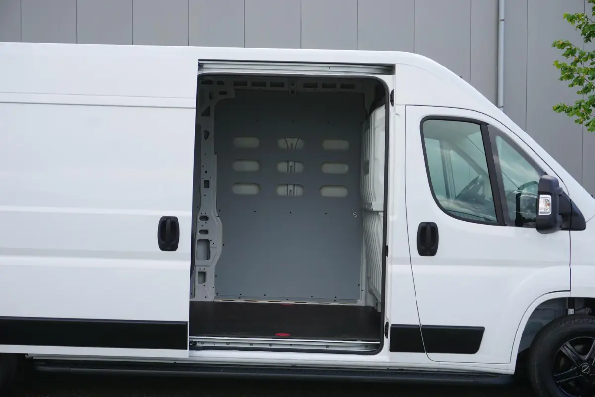 2.2 BlueHDi 140 L3H2 3.5t in Nieuwstaat |Betimmerd |BPM vrij |Trekhaak |Camera |Cruise |Navi |DEMO |EURO6D |3500 KG |Parkeersensoren |Carplay |Android auto