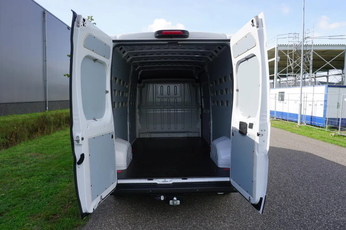 2.2 BlueHDi 140 L3H2 3.5t in Nieuwstaat |Betimmerd |BPM vrij |Trekhaak |Camera |Cruise |Navi |DEMO |EURO6D |3500 KG |Parkeersensoren |Carplay |Android auto
