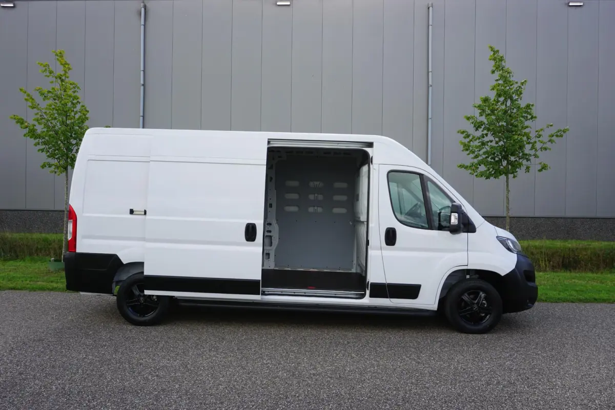 2.2 BlueHDi 140 L3H2 3.5t in Nieuwstaat |Betimmerd |BPM vrij |Trekhaak |Camera |Cruise |Navi |DEMO |EURO6D |3500 KG |Parkeersensoren |Carplay |Android auto