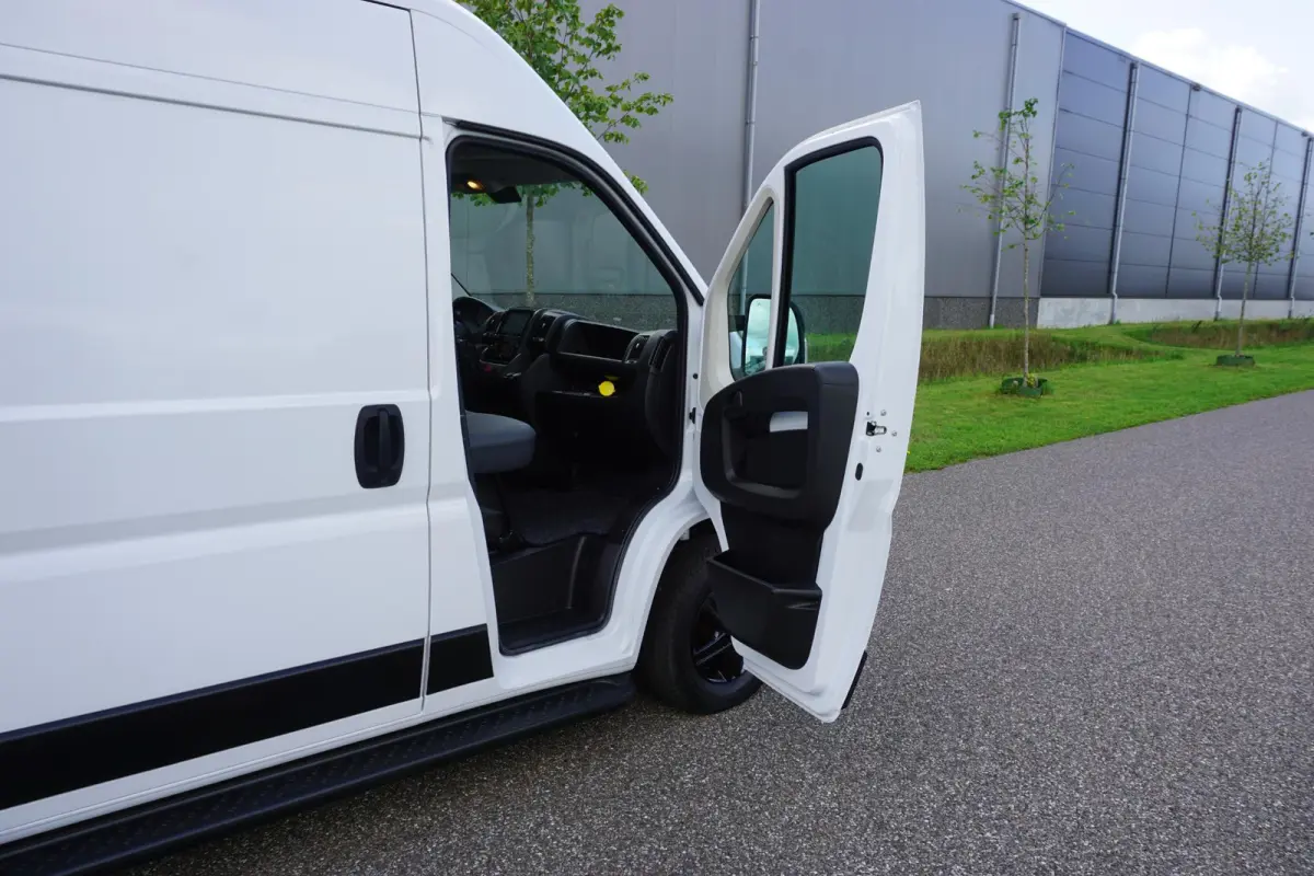 2.2 BlueHDi 140 L3H2 3.5t in Nieuwstaat |Betimmerd |BPM vrij |Trekhaak |Camera |Cruise |Navi |DEMO |EURO6D |3500 KG |Parkeersensoren |Carplay |Android auto