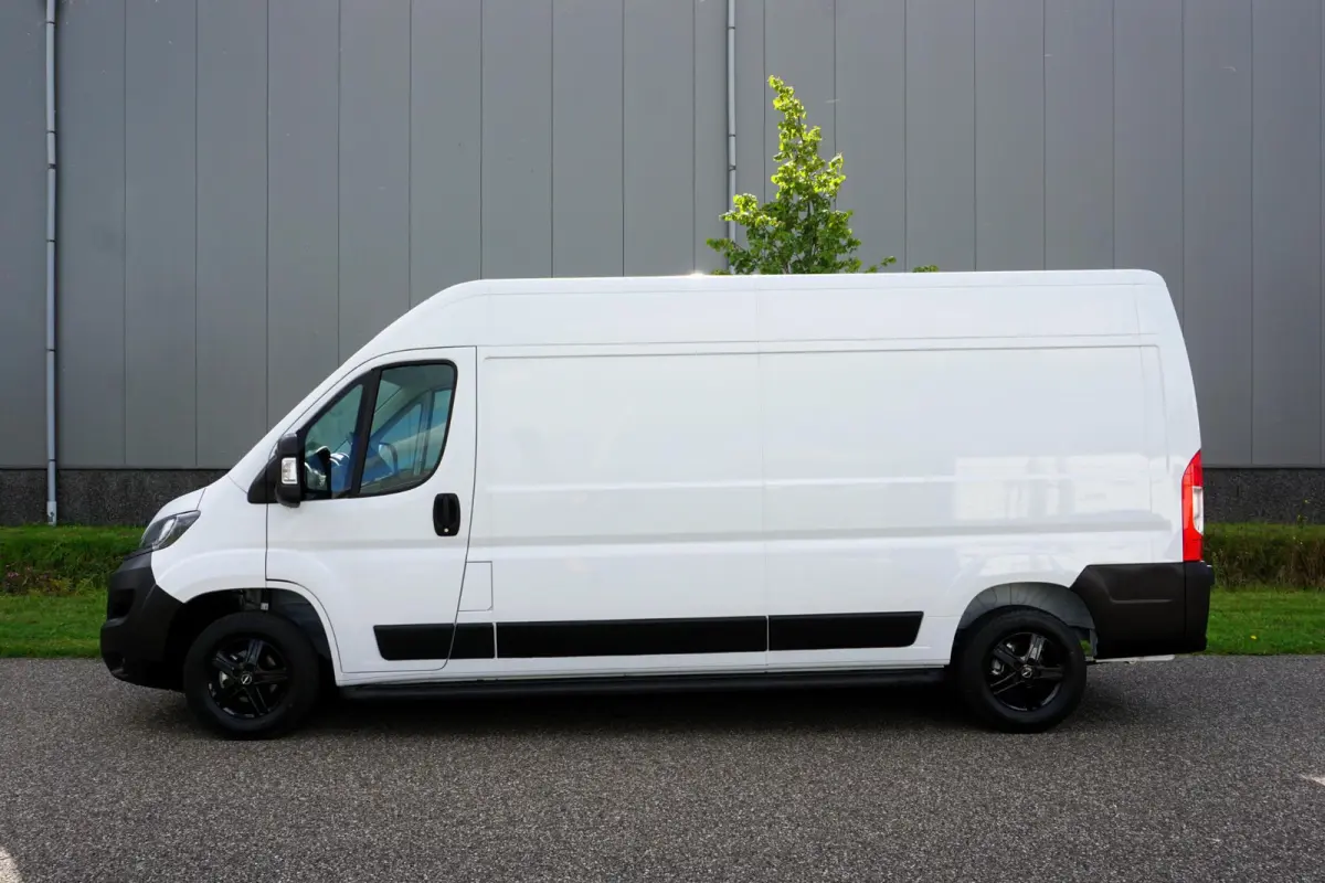 2.2 BlueHDi 140 L3H2 3.5t in Nieuwstaat |Betimmerd |BPM vrij |Trekhaak |Camera |Cruise |Navi |DEMO |EURO6D |3500 KG |Parkeersensoren |Carplay |Android auto