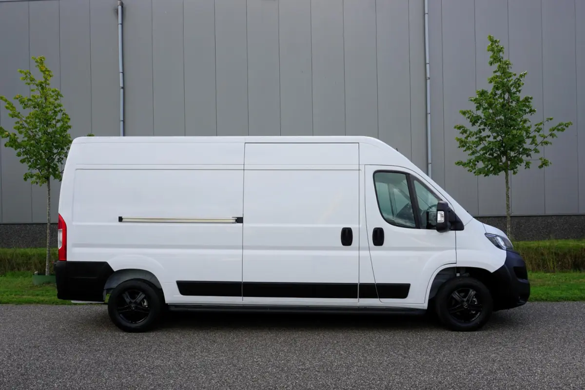 2.2 BlueHDi 140 L3H2 3.5t in Nieuwstaat |Betimmerd |BPM vrij |Trekhaak |Camera |Cruise |Navi |DEMO |EURO6D |3500 KG |Parkeersensoren |Carplay |Android auto