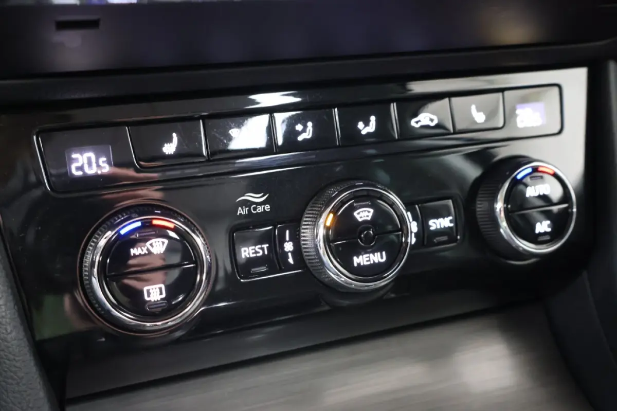 1.4 TSI iV Business Style | Panodak | 18 inch | Memory Seats