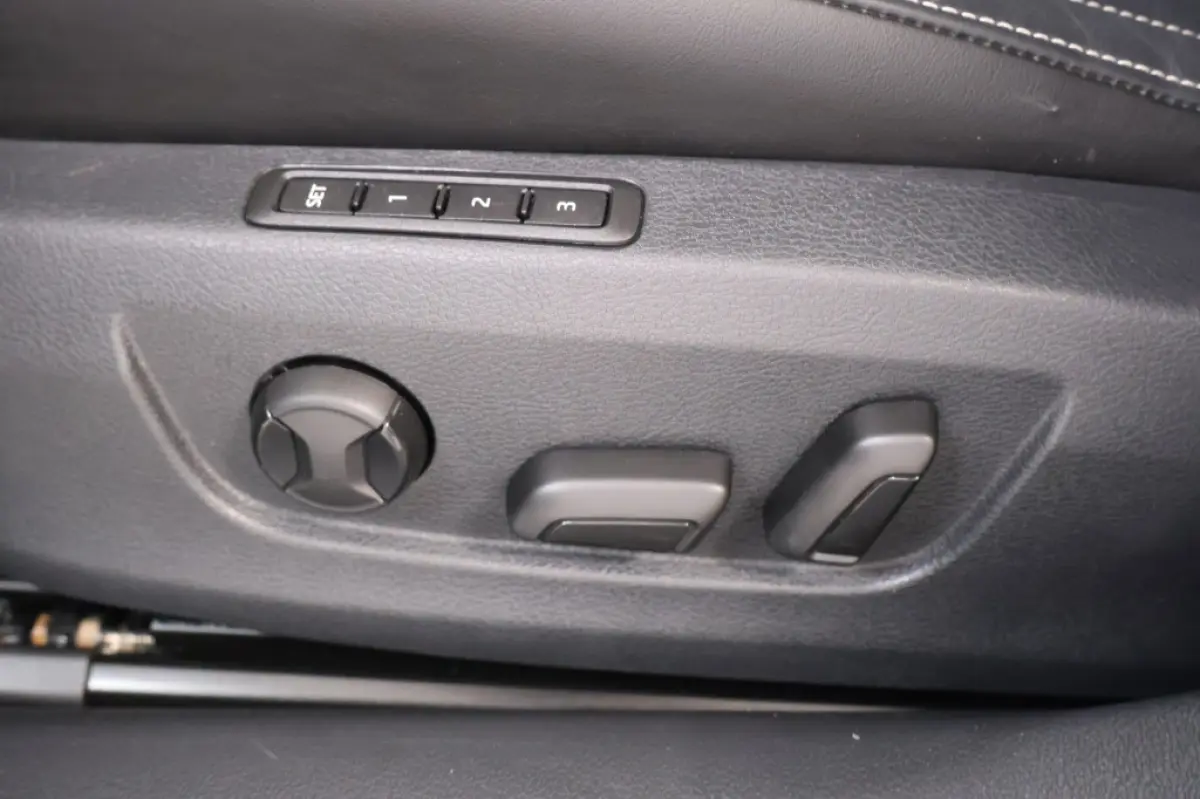 1.4 TSI iV Business Style | Panodak | 18 inch | Memory Seats