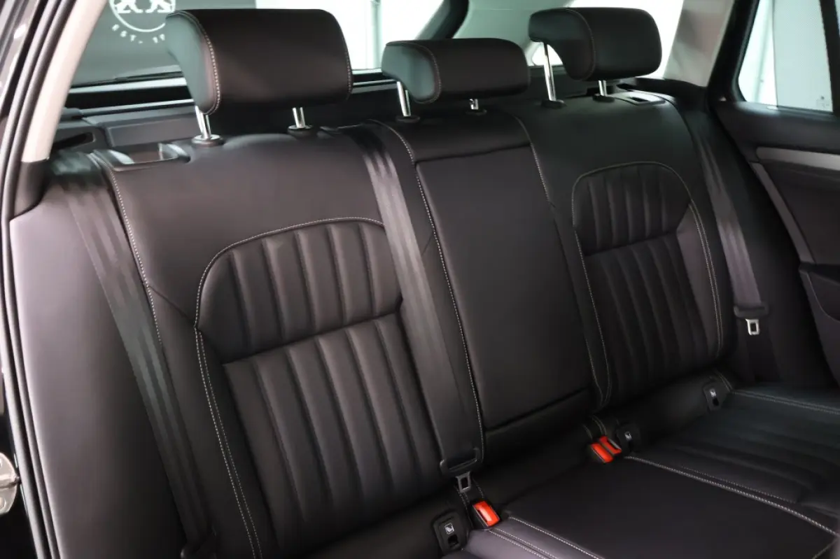 1.4 TSI iV Business Style | Panodak | 18 inch | Memory Seats