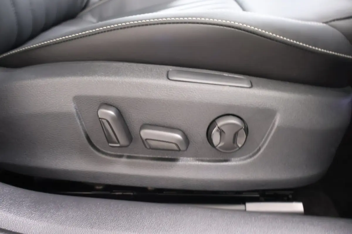1.4 TSI iV Business Style | Panodak | 18 inch | Memory Seats