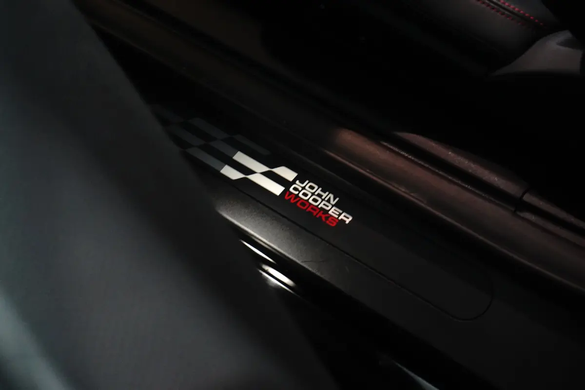 3-Deurs SE John Cooper Works XL 54.2 kWh 371KM Range | Binnenkort Beschikbaar | Achteruitrijcamera | Airco (automatisch) | Apple Carplay/Android Auto|telefoonintegratie premium