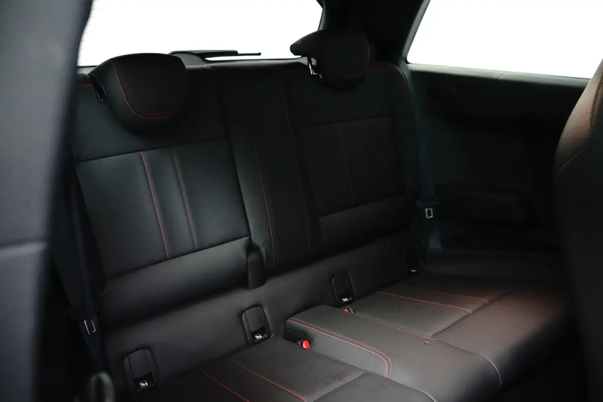 3-Deurs SE John Cooper Works XL 54.2 kWh 371KM Range | Binnenkort Beschikbaar | Achteruitrijcamera | Airco (automatisch) | Apple Carplay/Android Auto|telefoonintegratie premium
