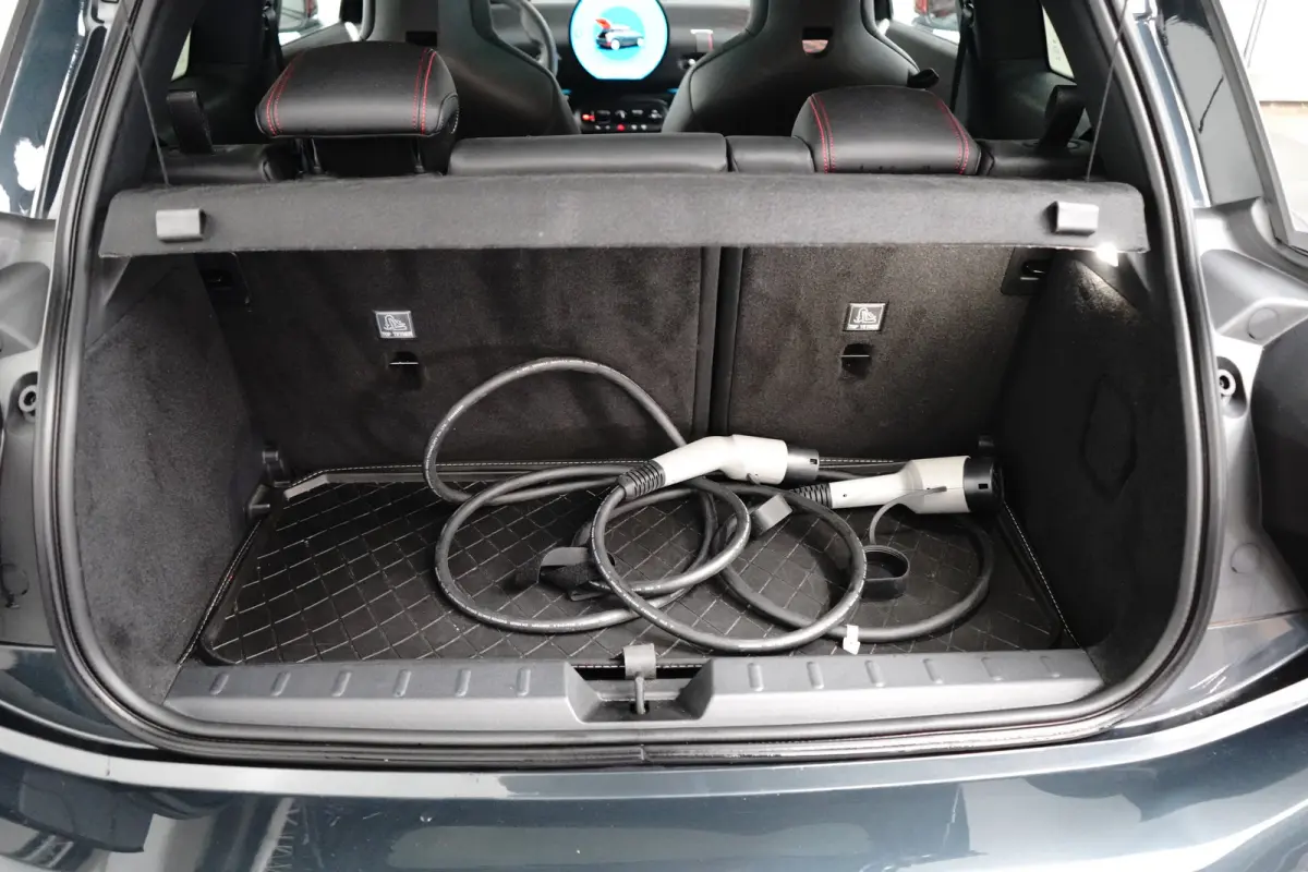 3-Deurs SE John Cooper Works XL 54.2 kWh 371KM Range | Binnenkort Beschikbaar | Achteruitrijcamera | Airco (automatisch) | Apple Carplay/Android Auto|telefoonintegratie premium