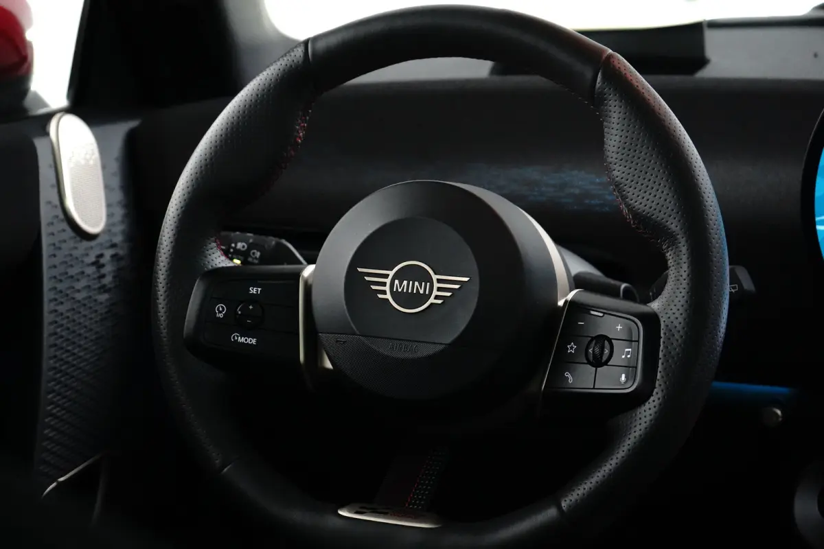 3-Deurs SE John Cooper Works XL 54.2 kWh 371KM Range | Binnenkort Beschikbaar | Achteruitrijcamera | Airco (automatisch) | Apple Carplay/Android Auto|telefoonintegratie premium