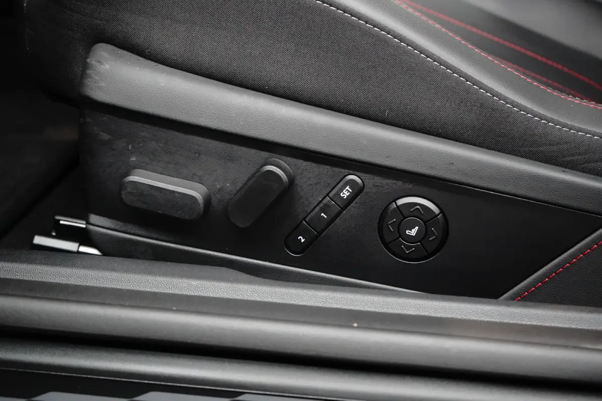 3-Deurs SE John Cooper Works XL 54.2 kWh 371KM Range | Binnenkort Beschikbaar | Achteruitrijcamera | Airco (automatisch) | Apple Carplay/Android Auto|telefoonintegratie premium