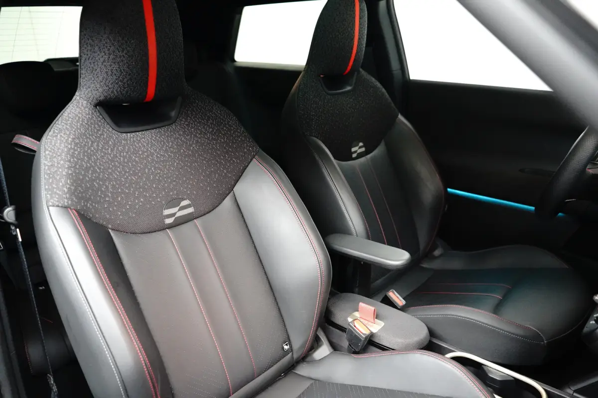 3-Deurs SE John Cooper Works XL 54.2 kWh 371KM Range | Binnenkort Beschikbaar | Achteruitrijcamera | Airco (automatisch) | Apple Carplay/Android Auto|telefoonintegratie premium