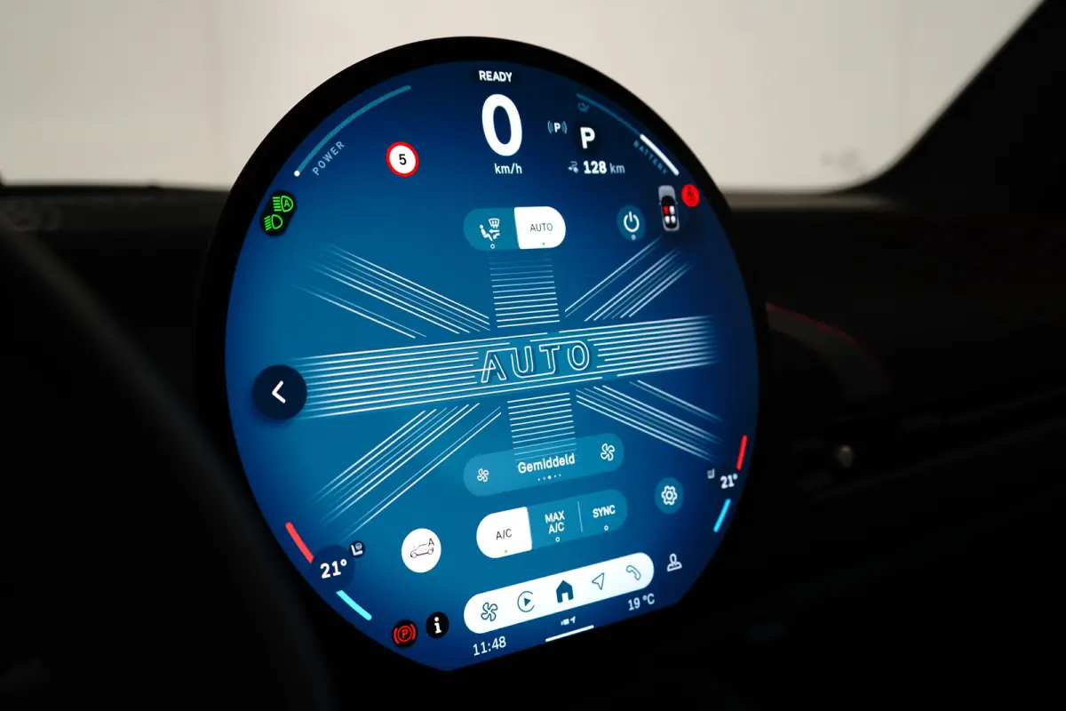 3-Deurs SE John Cooper Works XL 54.2 kWh 371KM Range | Binnenkort Beschikbaar | Achteruitrijcamera | Airco (automatisch) | Apple Carplay/Android Auto|telefoonintegratie premium