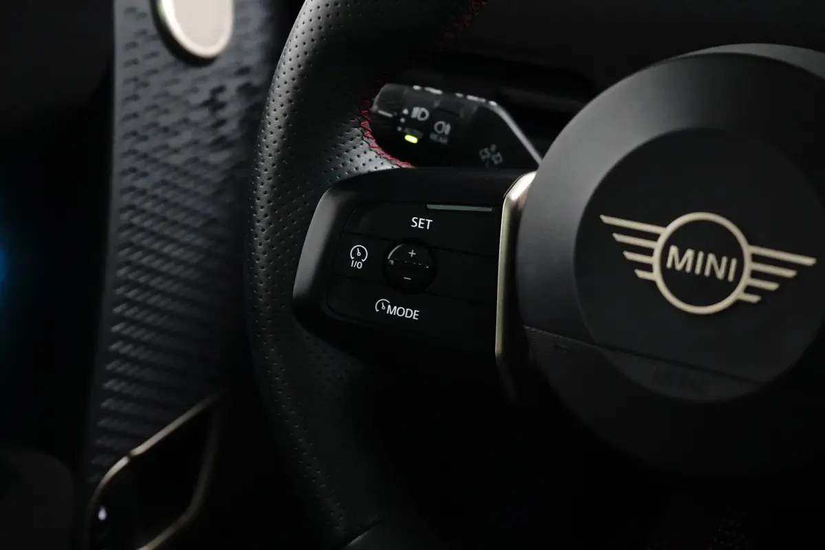 3-Deurs SE John Cooper Works XL 54.2 kWh 371KM Range | Binnenkort Beschikbaar | Achteruitrijcamera | Airco (automatisch) | Apple Carplay/Android Auto|telefoonintegratie premium