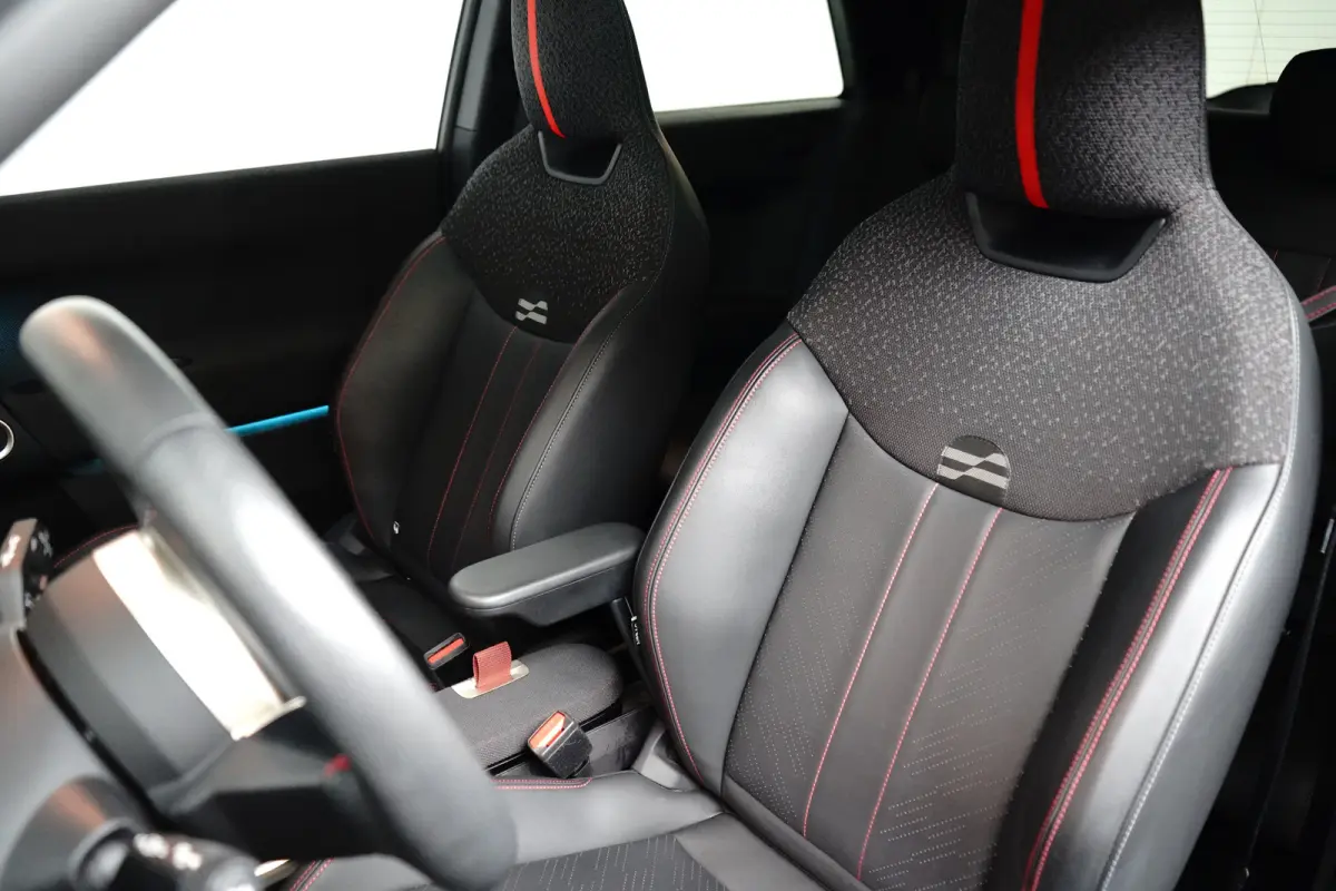 3-Deurs SE John Cooper Works XL 54.2 kWh 371KM Range | Binnenkort Beschikbaar | Achteruitrijcamera | Airco (automatisch) | Apple Carplay/Android Auto|telefoonintegratie premium