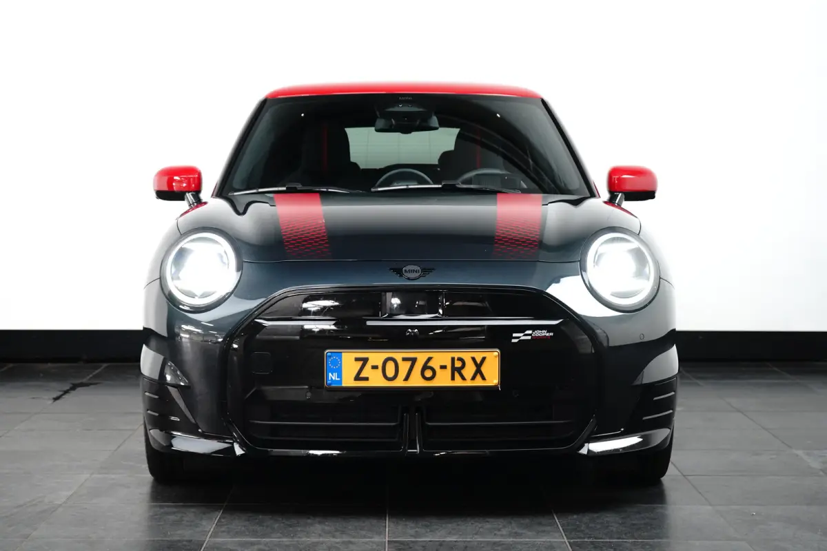 3-Deurs SE John Cooper Works XL 54.2 kWh 371KM Range | Binnenkort Beschikbaar | Achteruitrijcamera | Airco (automatisch) | Apple Carplay/Android Auto|telefoonintegratie premium