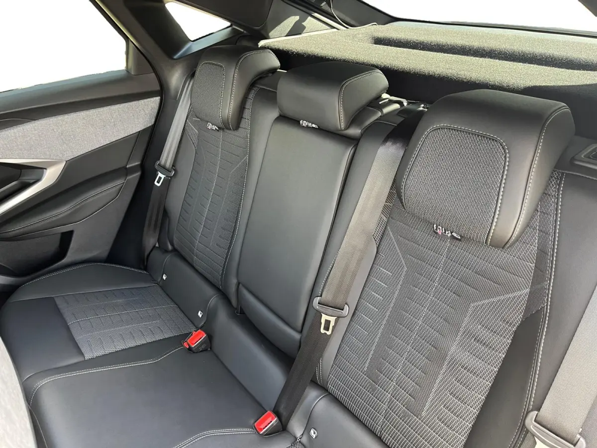 1.2 Hybrid 136 GT | Focal Audio | 360 camera | Panoramadak | Carplay