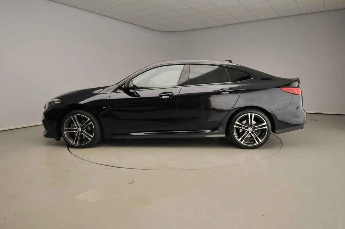218i | M-Sportpakket | LED | Navigatie | M-Zetels | Shadow line | DAB | Hifi speakers | Alu 18 inch