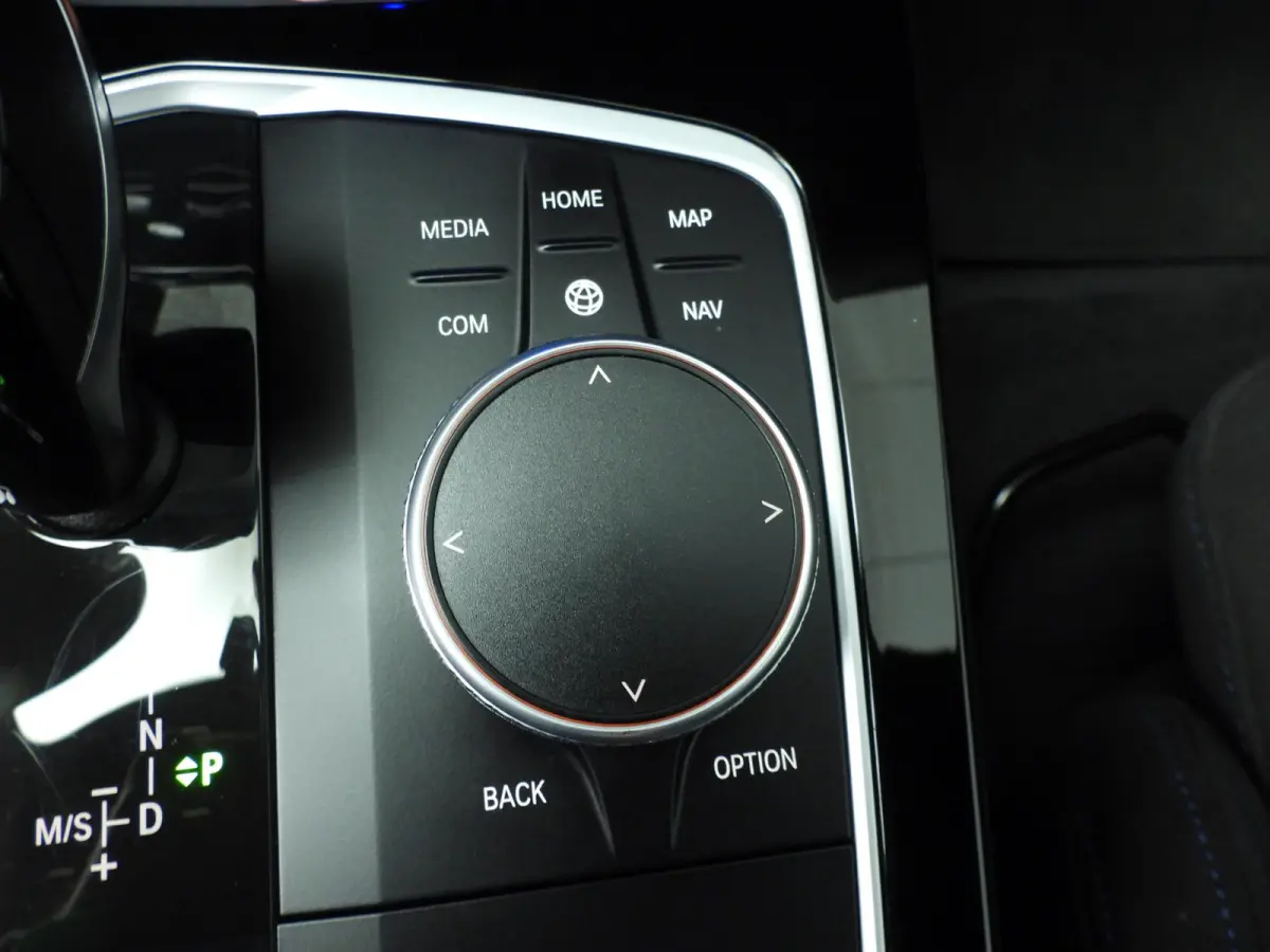 218i | M-Sportpakket | LED | Navigatie | M-Zetels | Shadow line | DAB | Hifi speakers | Alu 18 inch