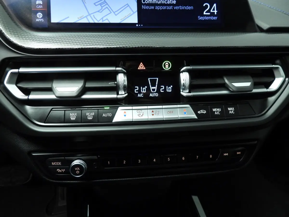 218i | M-Sportpakket | LED | Navigatie | M-Zetels | Shadow line | DAB | Hifi speakers | Alu 18 inch