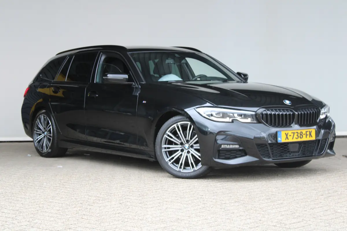 320i High Executive | M sport | Alcantara | Stoelverwarming | Elektr. Achterklep | Sportstoelen |