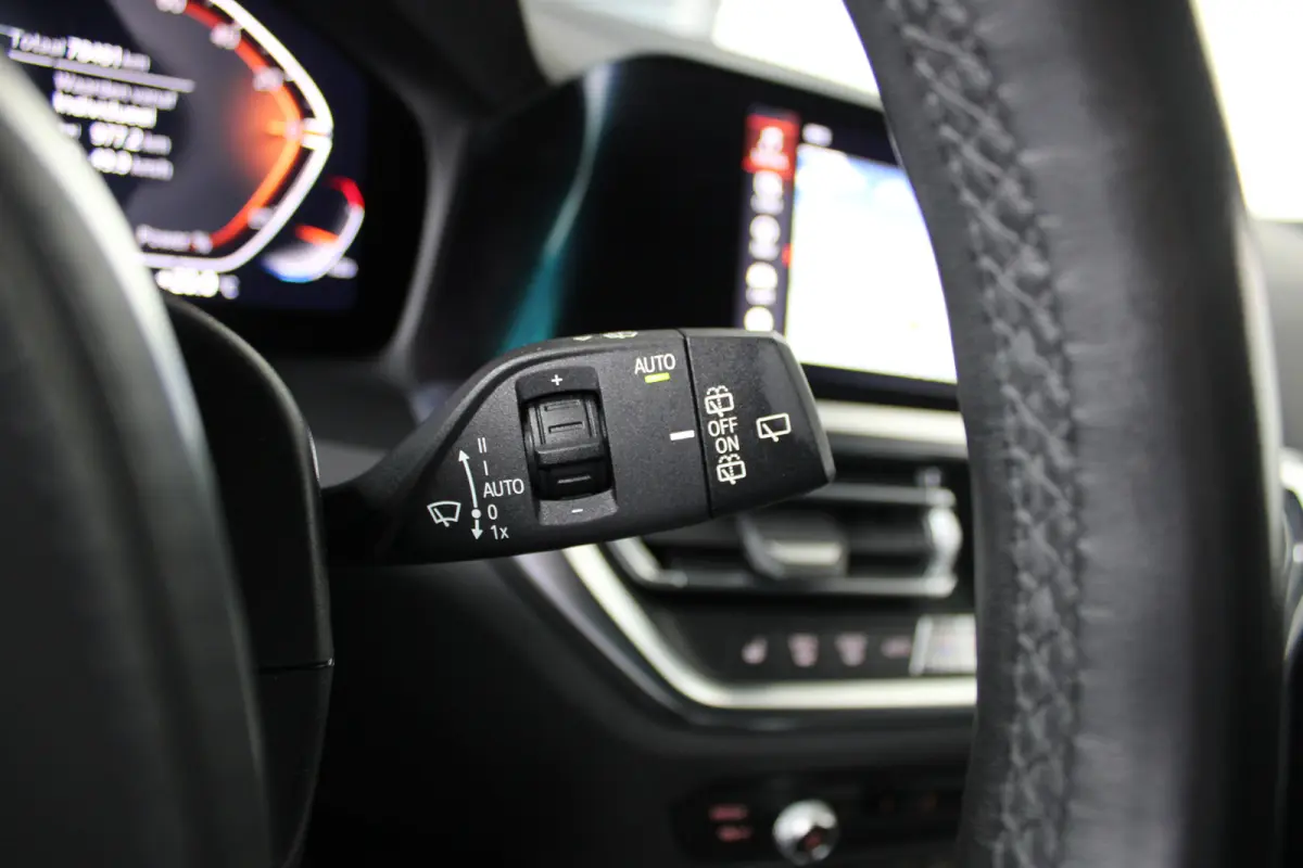 320i High Executive | M sport | Alcantara | Stoelverwarming | Elektr. Achterklep | Sportstoelen |