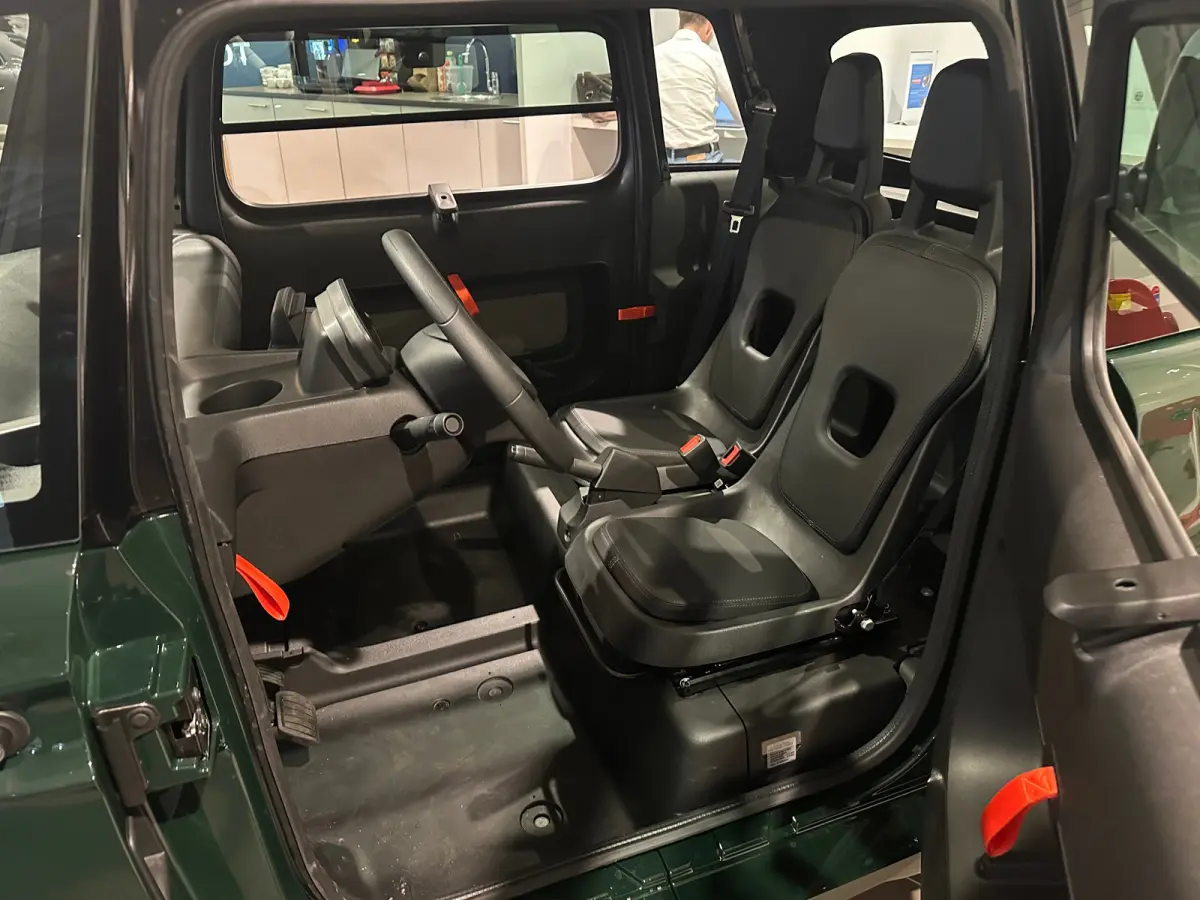 Brommobiel AMI Unieke kleur: British Racing Green | Lichtmetalen velgen | Panoramadak | | Kunstlederen bekleding | LED achterlichten | LED koplampen