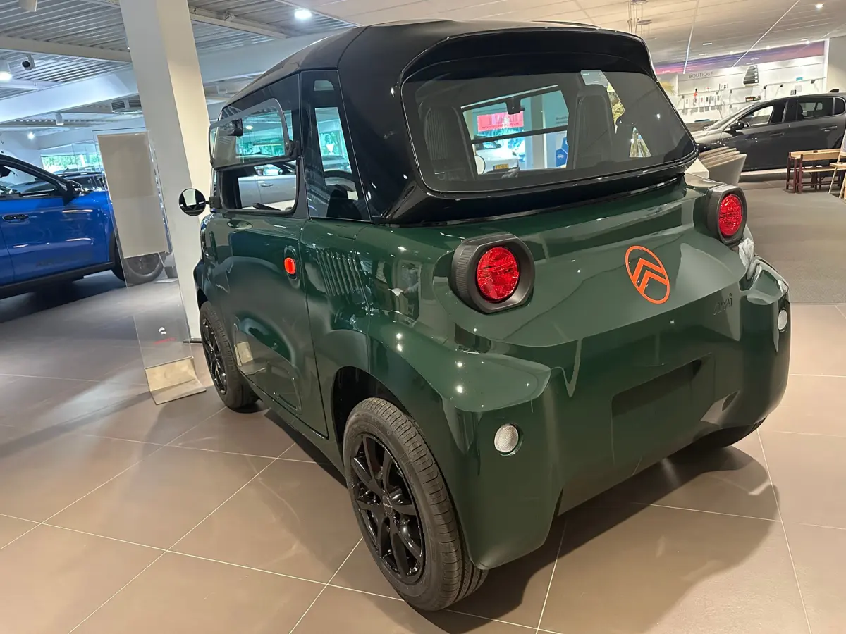 Brommobiel AMI Unieke kleur: British Racing Green | Lichtmetalen velgen | Panoramadak | | Kunstlederen bekleding | LED achterlichten | LED koplampen