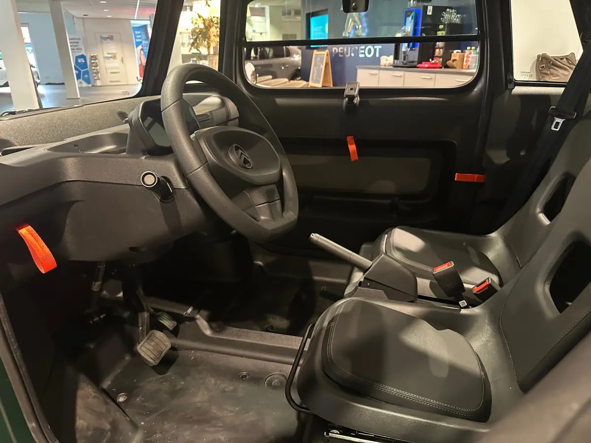 Brommobiel AMI Unieke kleur: British Racing Green | Lichtmetalen velgen | Panoramadak | | Kunstlederen bekleding | LED achterlichten | LED koplampen