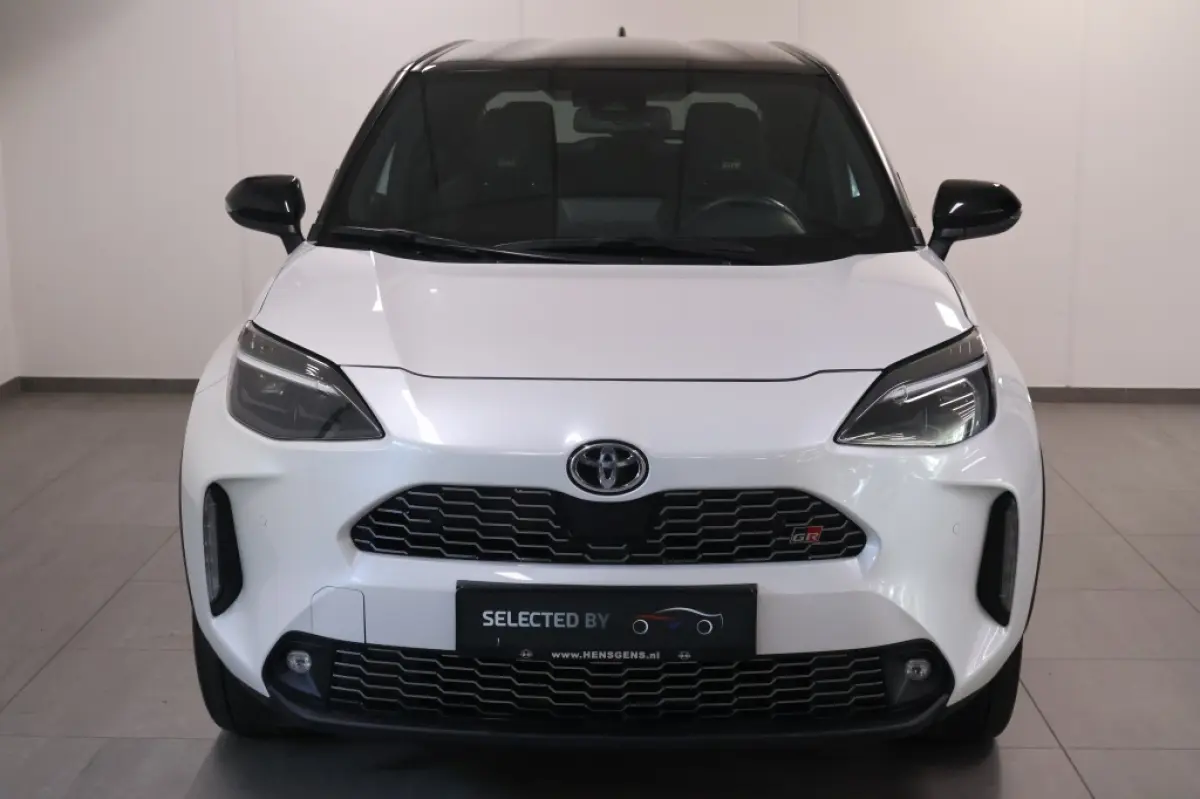 1.5 Hybrid GR Sport | Two-Tone | HUD